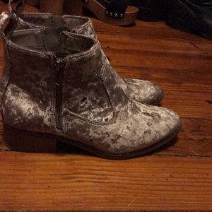 Soft lavender/pink crushed velvet booties